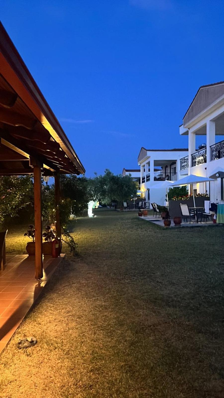 Deres Apartments Hanioti Luaran gambar